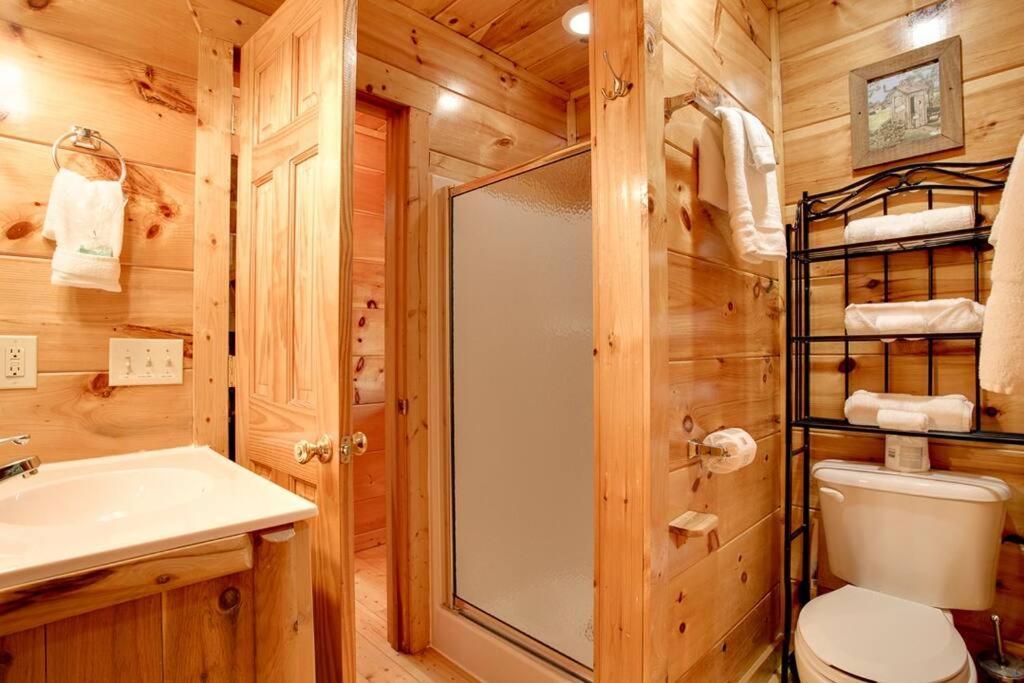 Brave Eagle Cabin Sevierville Phòng bức ảnh