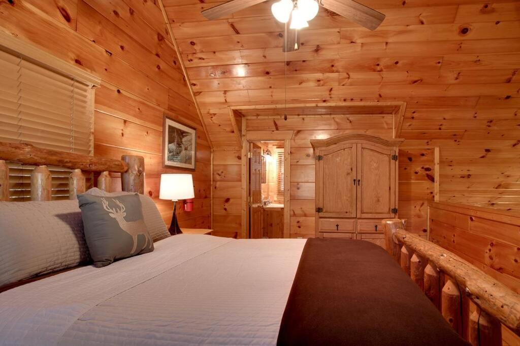 Brave Eagle Cabin Sevierville Phòng bức ảnh