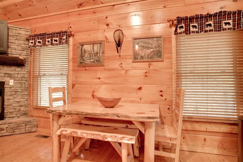Brave Eagle Cabin Sevierville Phòng bức ảnh