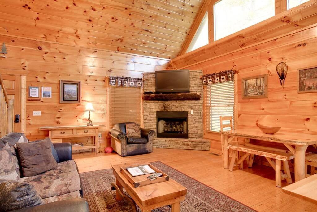 Brave Eagle Cabin Sevierville Phòng bức ảnh