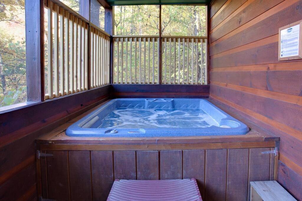 Brave Eagle Cabin Sevierville Phòng bức ảnh
