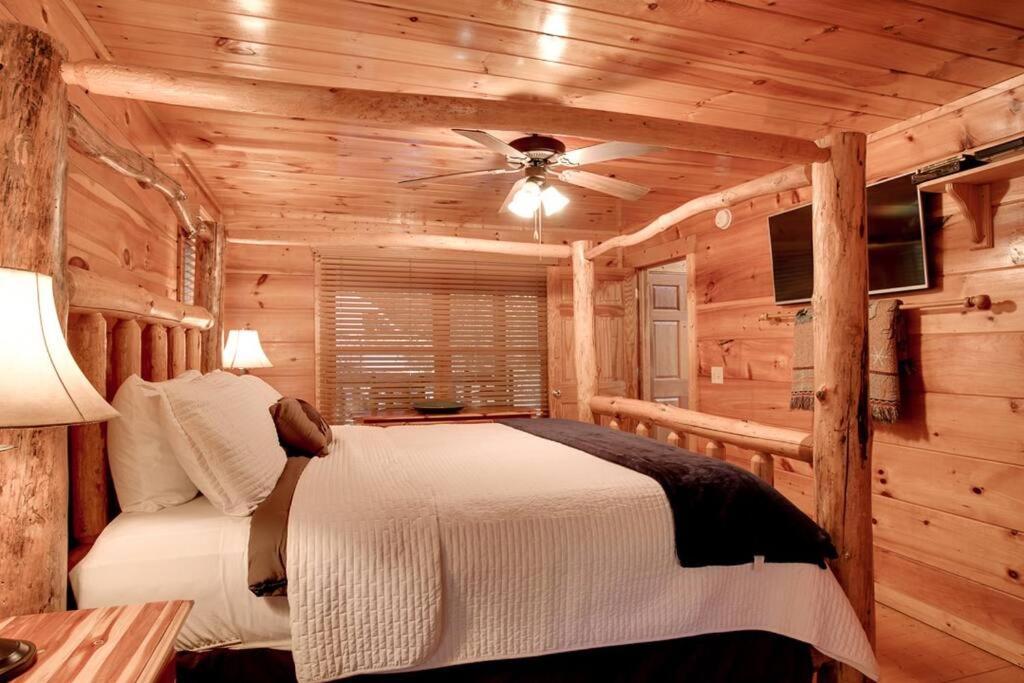 Brave Eagle Cabin Sevierville Phòng bức ảnh