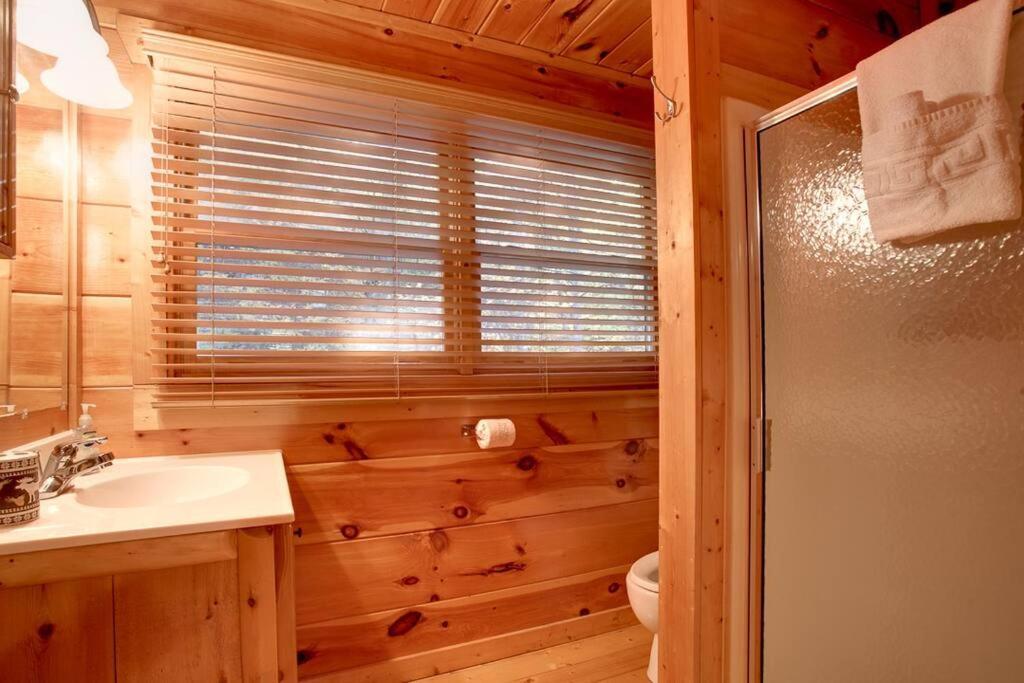 Brave Eagle Cabin Sevierville Phòng bức ảnh